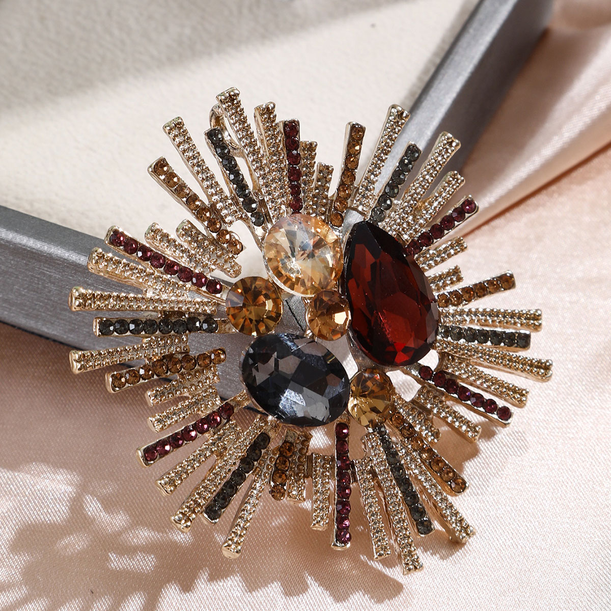 Luxe kristallen broche van hog - Women'S Accessories Manufacturers recensie en prijs